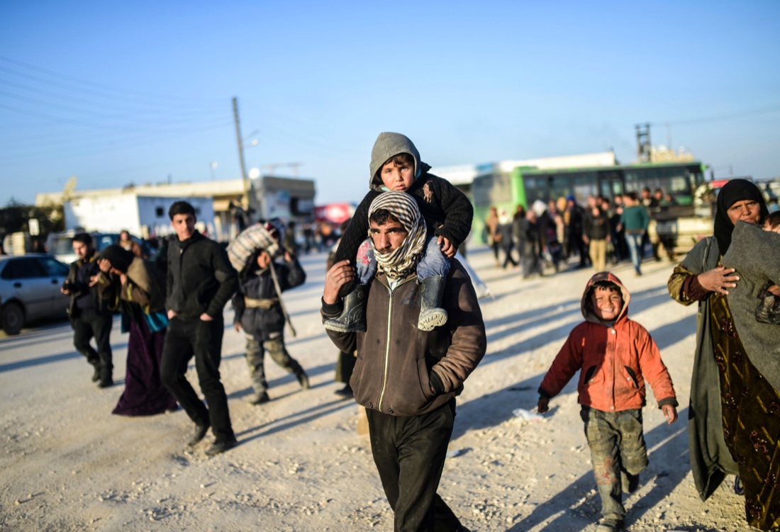 Siria, migliaia in fuga da Aleppo – FOTO