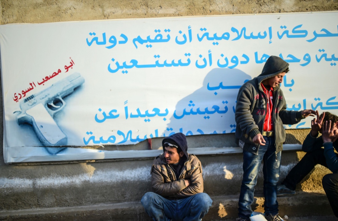 Siria, migliaia in fuga da Aleppo – FOTO