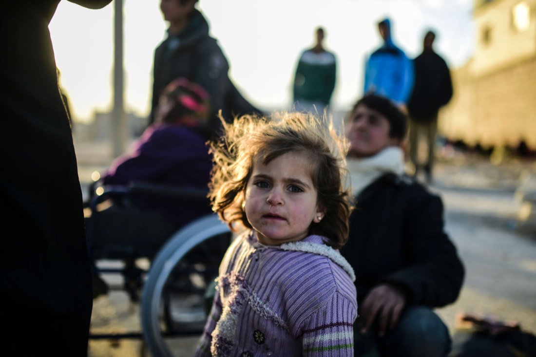 Siria, migliaia in fuga da Aleppo – FOTO