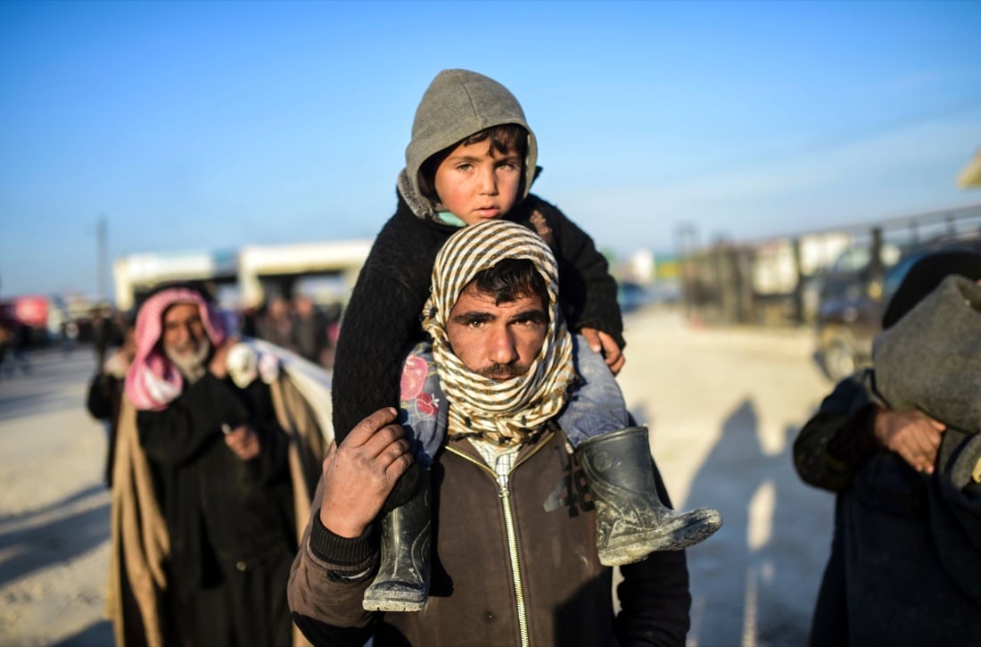 Siria, migliaia in fuga da Aleppo – FOTO