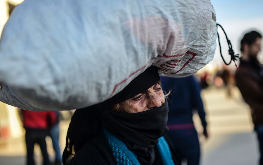 Siria, migliaia in fuga da Aleppo – FOTO