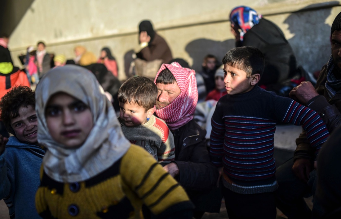 Siria, migliaia in fuga da Aleppo – FOTO