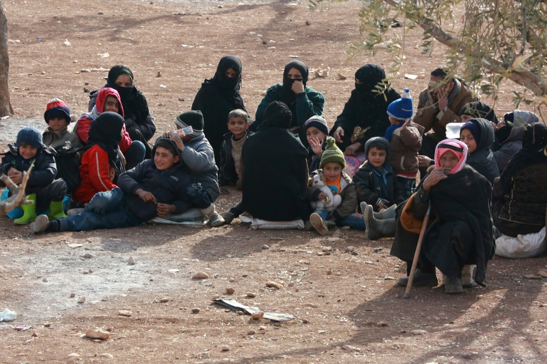 Siria, migliaia in fuga da Aleppo – FOTO