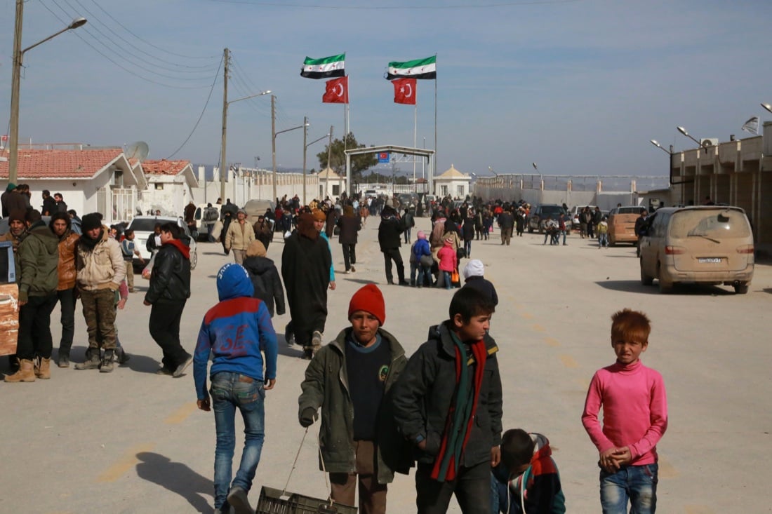 Siria, migliaia in fuga da Aleppo – FOTO