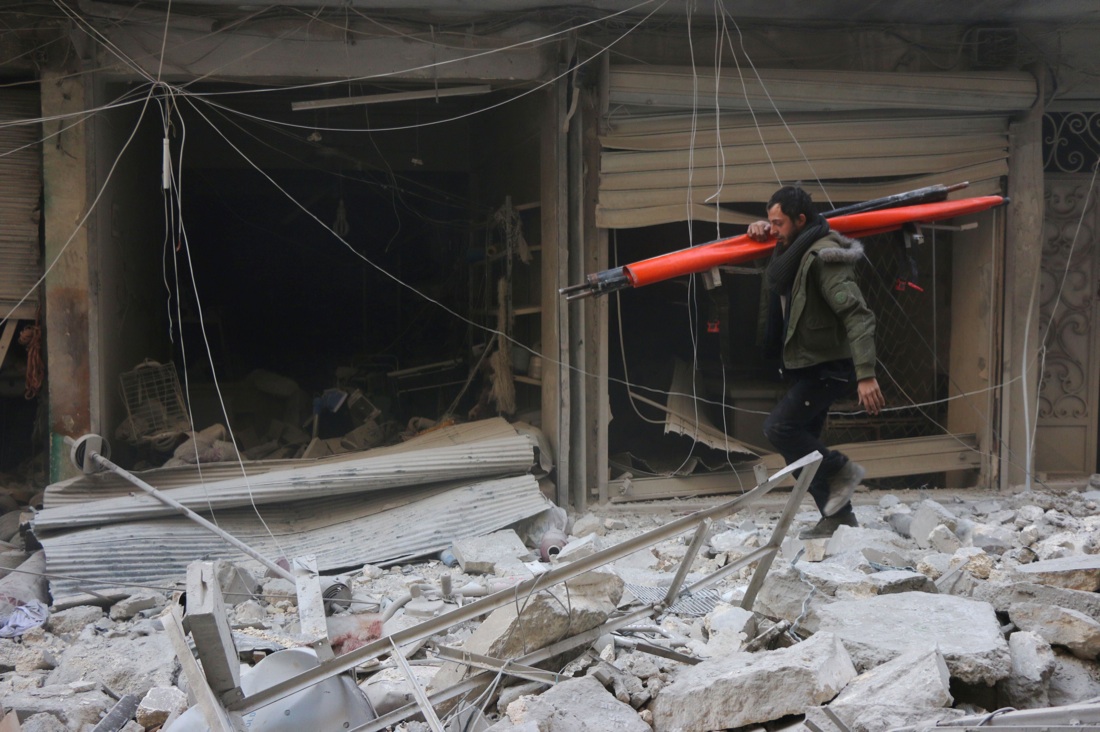 Siria, migliaia in fuga da Aleppo – FOTO