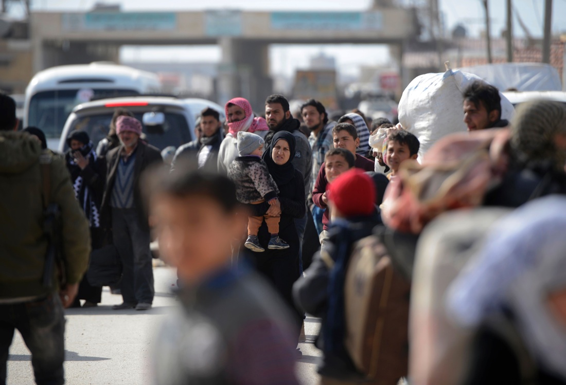 Siria, migliaia in fuga da Aleppo – FOTO