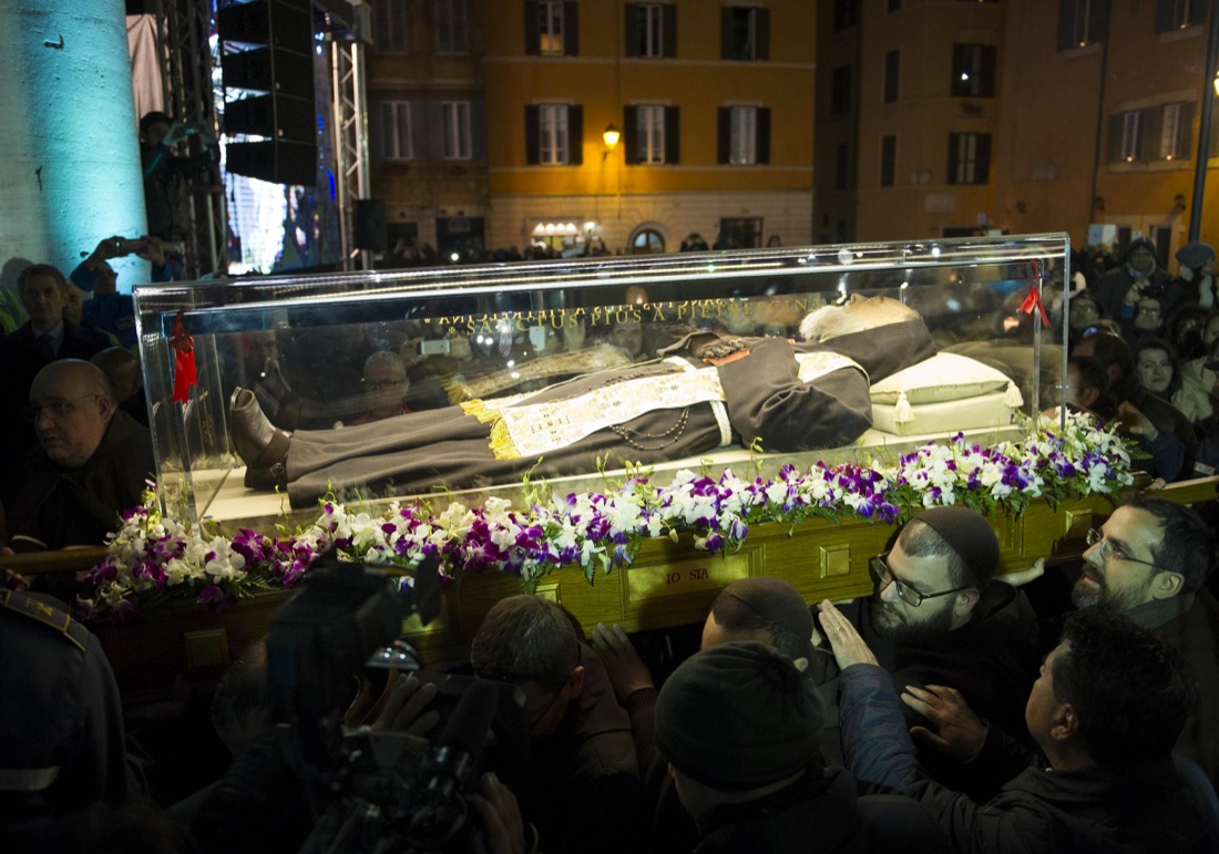 Le spoglie di Padre Pio in Vaticano – FOTO Le spoglie di Padre Pio in Vaticano – FOTO