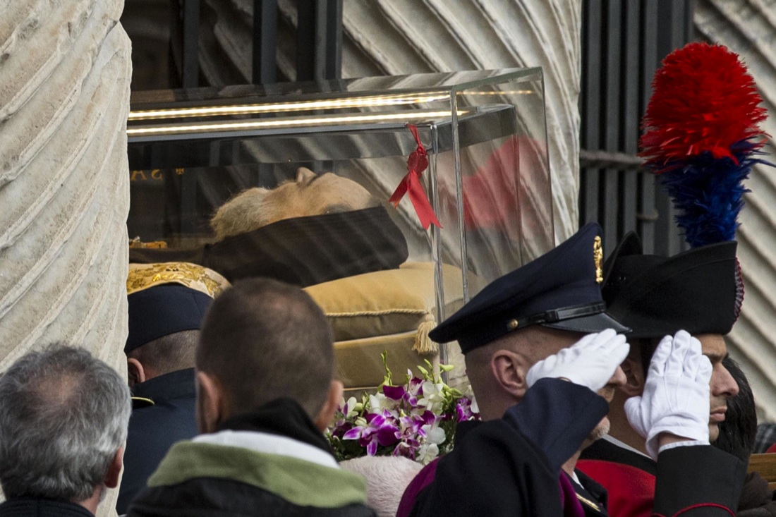 Le spoglie di Padre Pio in Vaticano – FOTO Le spoglie di Padre Pio in Vaticano – FOTO