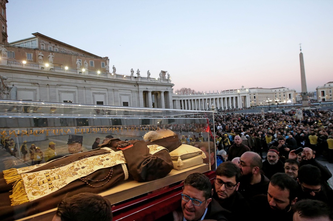 Le spoglie di Padre Pio in Vaticano – FOTO