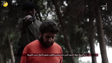Video Isis: bambino taglia testa a “spia”