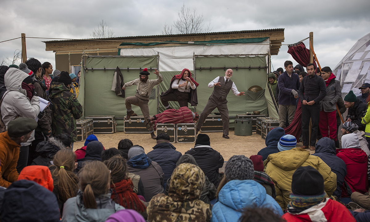 Galleria foto 'L’Amleto in scena nella “Giungla” di Calais – Foto' - foto 17