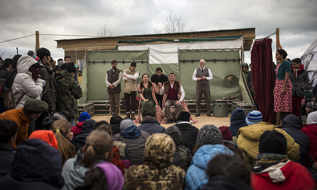 Galleria foto 'L’Amleto in scena nella “Giungla” di Calais – Foto' - foto 11