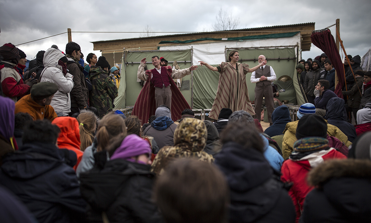 Galleria foto 'L’Amleto in scena nella “Giungla” di Calais – Foto' - foto 9