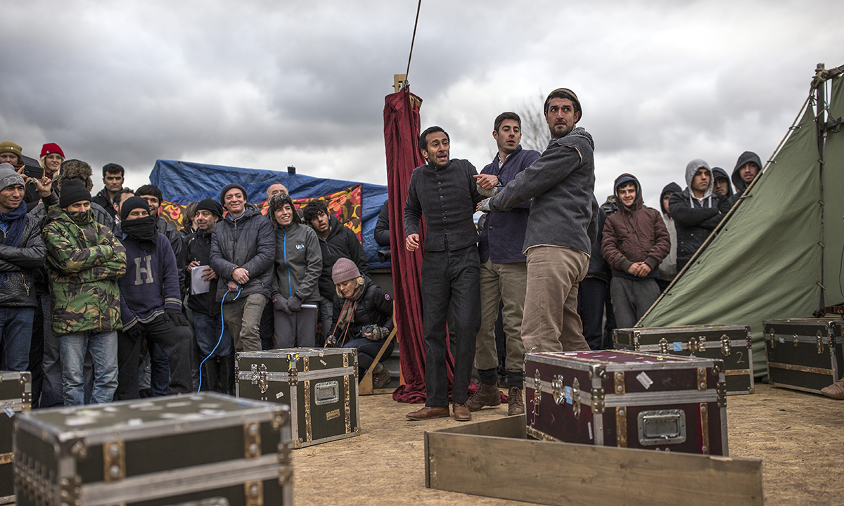Galleria foto 'L’Amleto in scena nella “Giungla” di Calais – Foto' - foto 8