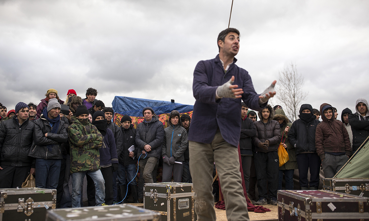 Galleria foto 'L’Amleto in scena nella “Giungla” di Calais – Foto' - foto 7