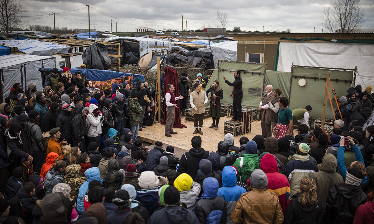 Galleria foto 'L’Amleto in scena nella “Giungla” di Calais – Foto' - foto 5