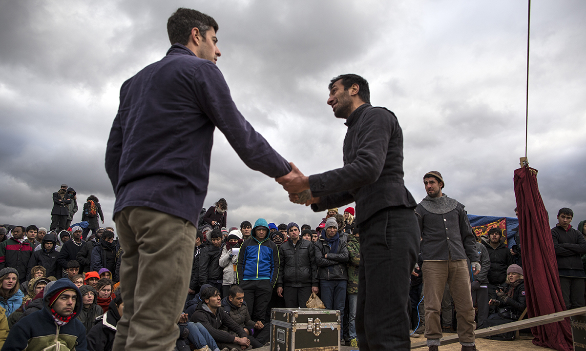 Galleria foto 'L’Amleto in scena nella “Giungla” di Calais – Foto' - foto 4