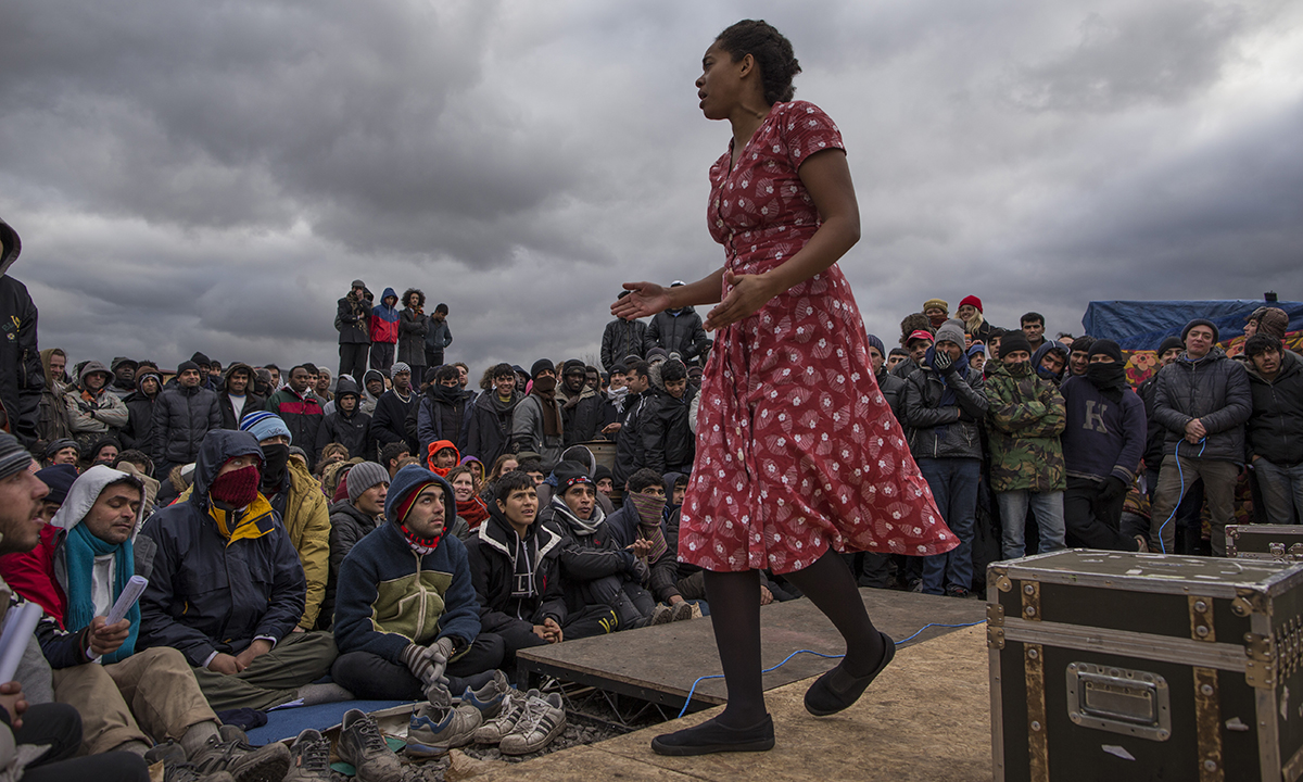 Galleria foto 'L’Amleto in scena nella “Giungla” di Calais – Foto' - foto 3