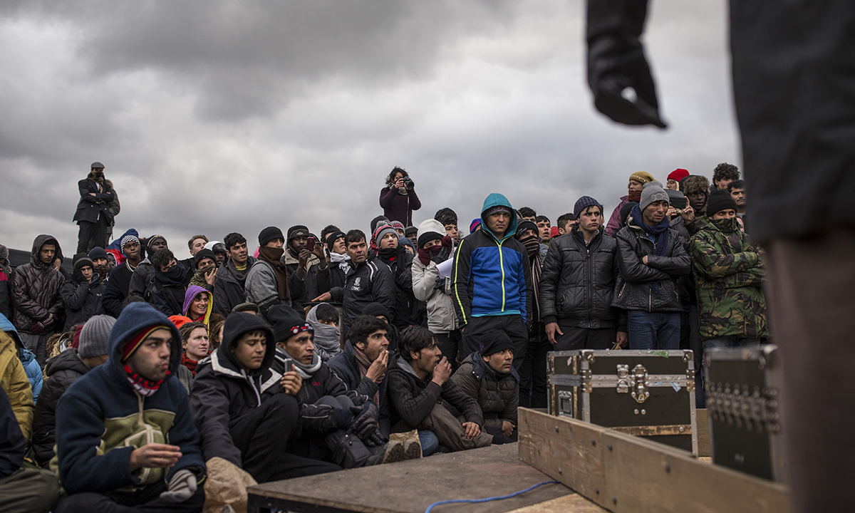 Galleria foto 'L’Amleto in scena nella “Giungla” di Calais – Foto' - foto 2