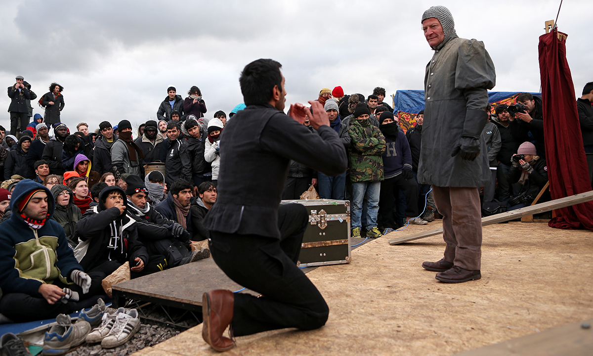 Galleria foto 'L’Amleto in scena nella “Giungla” di Calais – Foto' - foto 18