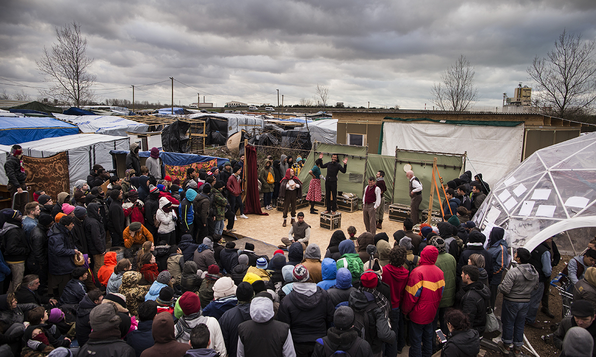 Galleria foto 'L’Amleto in scena nella “Giungla” di Calais – Foto' - foto 1