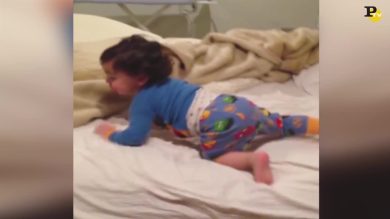 Bimbo cerca di evitare l’ora della nanna