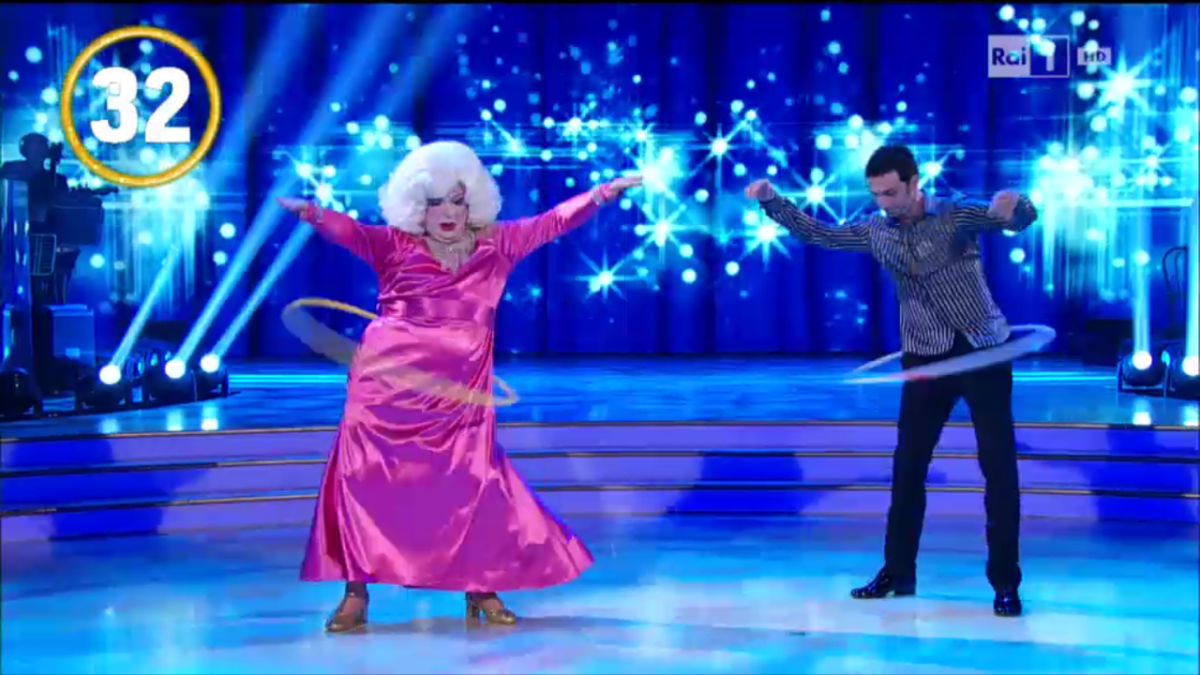 Galleria foto 'Ballando con le stelle 11: ancora scintille Lucarelli-Argento, fuori la Madè' - foto 10