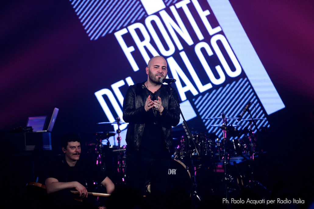 Fronte del palco, i Negramaro primi ospiti dello show con Simone Annicchiarico Fronte del palco, i Negramaro primi ospiti dello show con Simone Annicchiarico