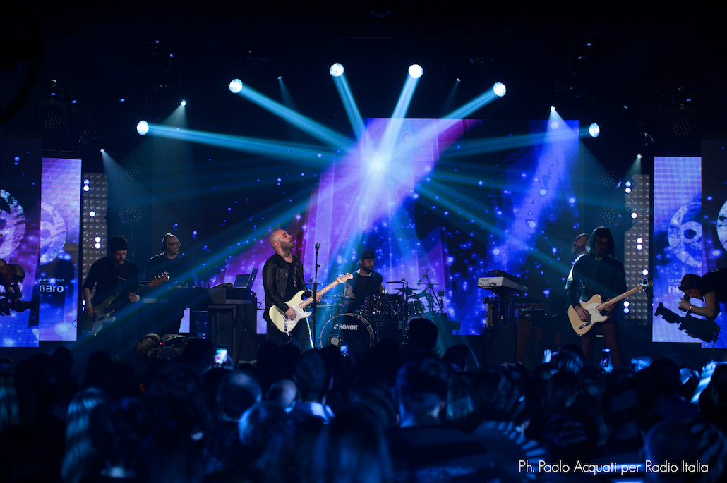 Fronte del palco, i Negramaro primi ospiti dello show con Simone Annicchiarico Fronte del palco, i Negramaro primi ospiti dello show con Simone Annicchiarico
