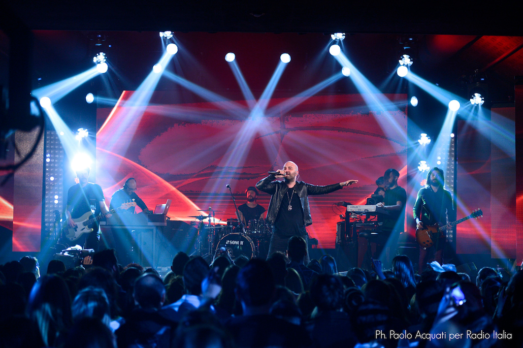 Fronte del palco, i Negramaro primi ospiti dello show con Simone Annicchiarico Fronte del palco, i Negramaro primi ospiti dello show con Simone Annicchiarico