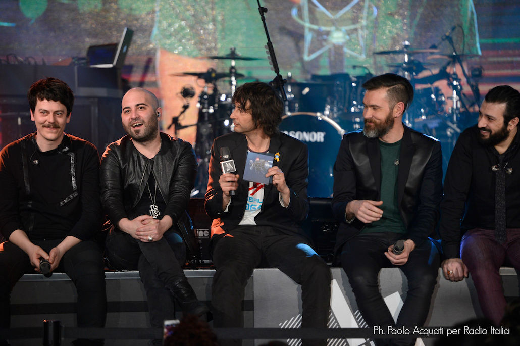 Fronte del palco, i Negramaro primi ospiti dello show con Simone Annicchiarico Fronte del palco, i Negramaro primi ospiti dello show con Simone Annicchiarico