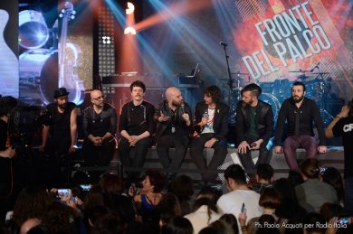 Fronte del palco, i Negramaro primi ospiti dello show con Simone Annicchiarico