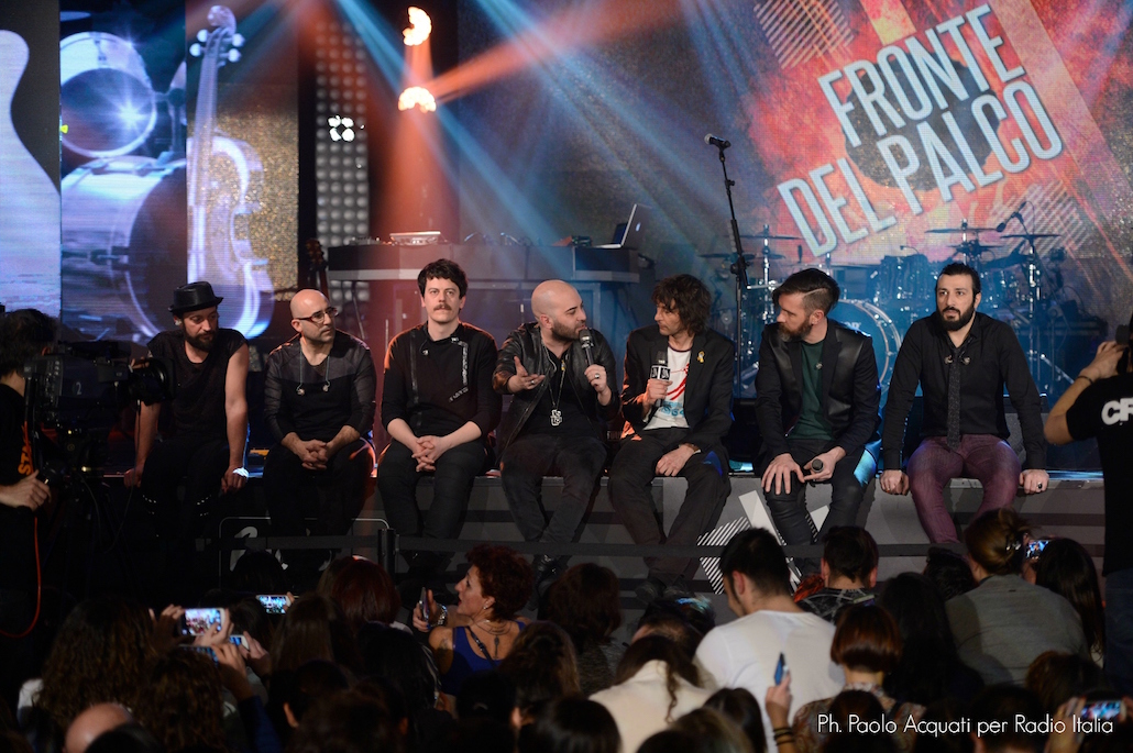 Fronte del palco, i Negramaro primi ospiti dello show con Simone Annicchiarico Fronte del palco, i Negramaro primi ospiti dello show con Simone Annicchiarico