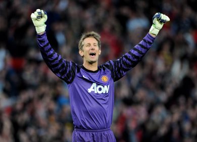Epico Van der Sar: torna in campo a 45 anni e para un rigore