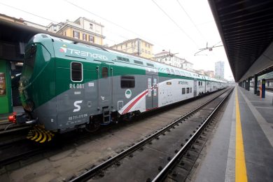 Aggredisce a martellate una ragazza sul treno per rapinarla