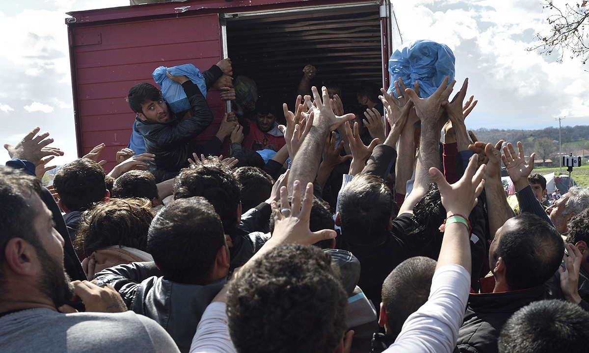 Emergenza migranti: la Grecia tra rischio default e boom di solidarietà