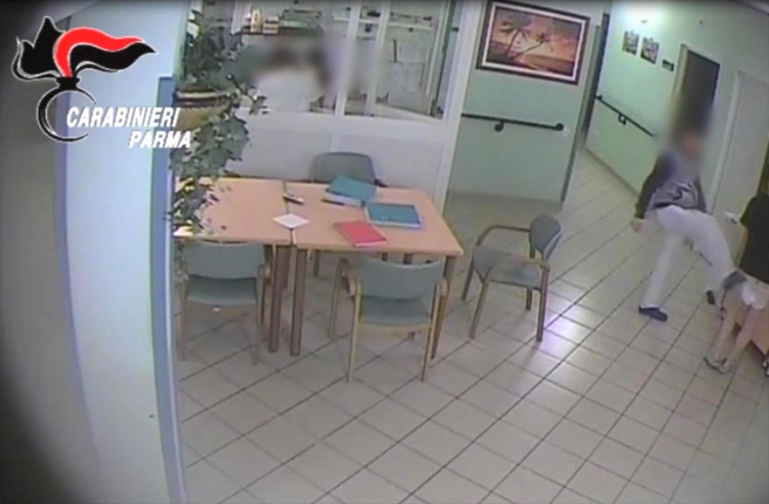 Anziani maltrattati, 7 arresti a Parma – foto