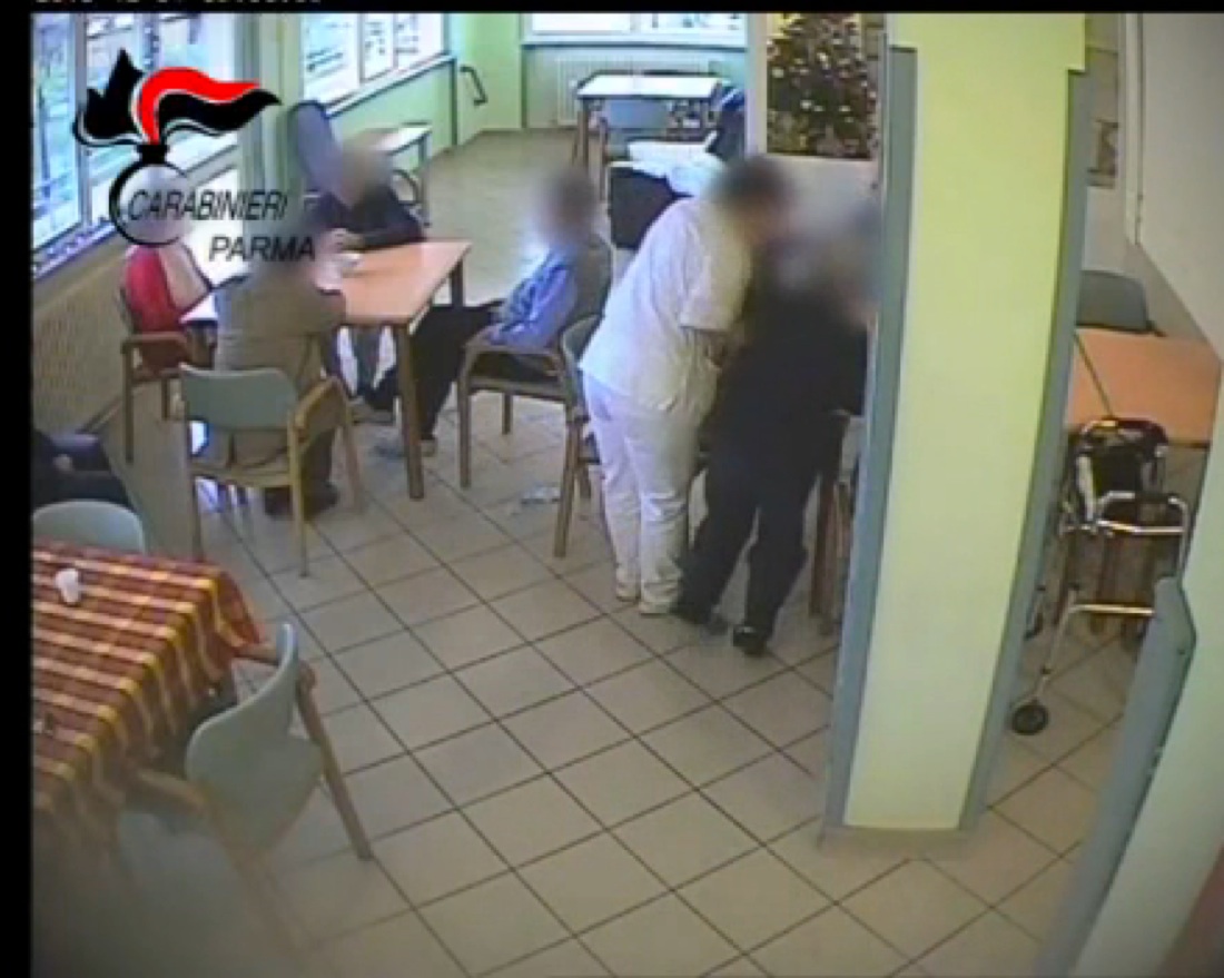 Anziani maltrattati, 7 arresti a Parma – foto