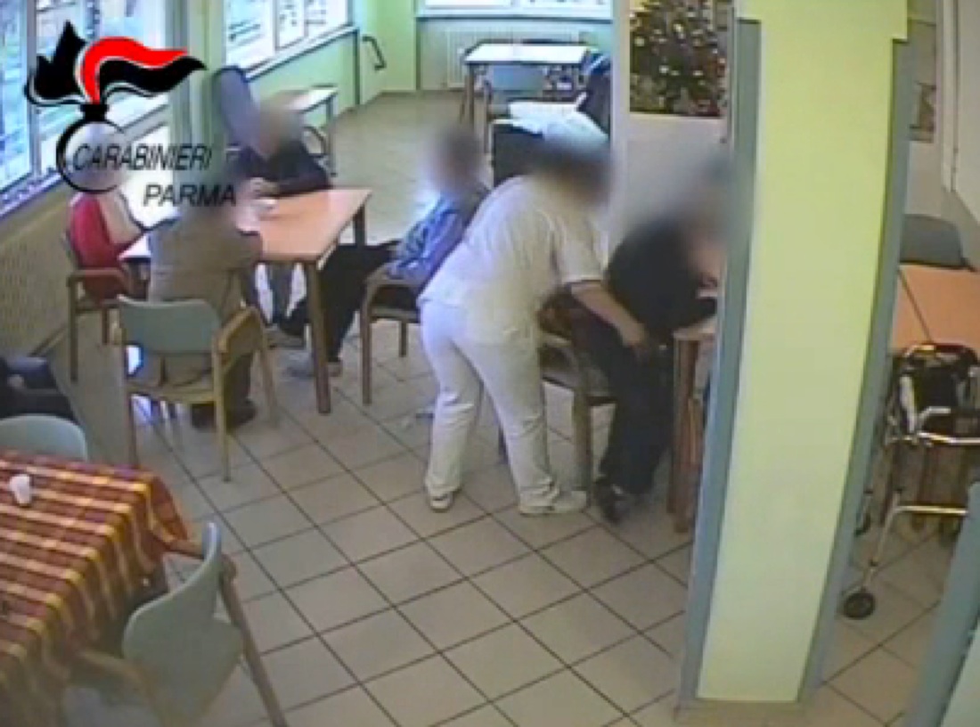 Anziani maltrattati, 7 arresti a Parma – foto