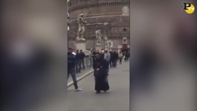 Tifoso dello Sparta Praga fa pipì addosso alla mendicante