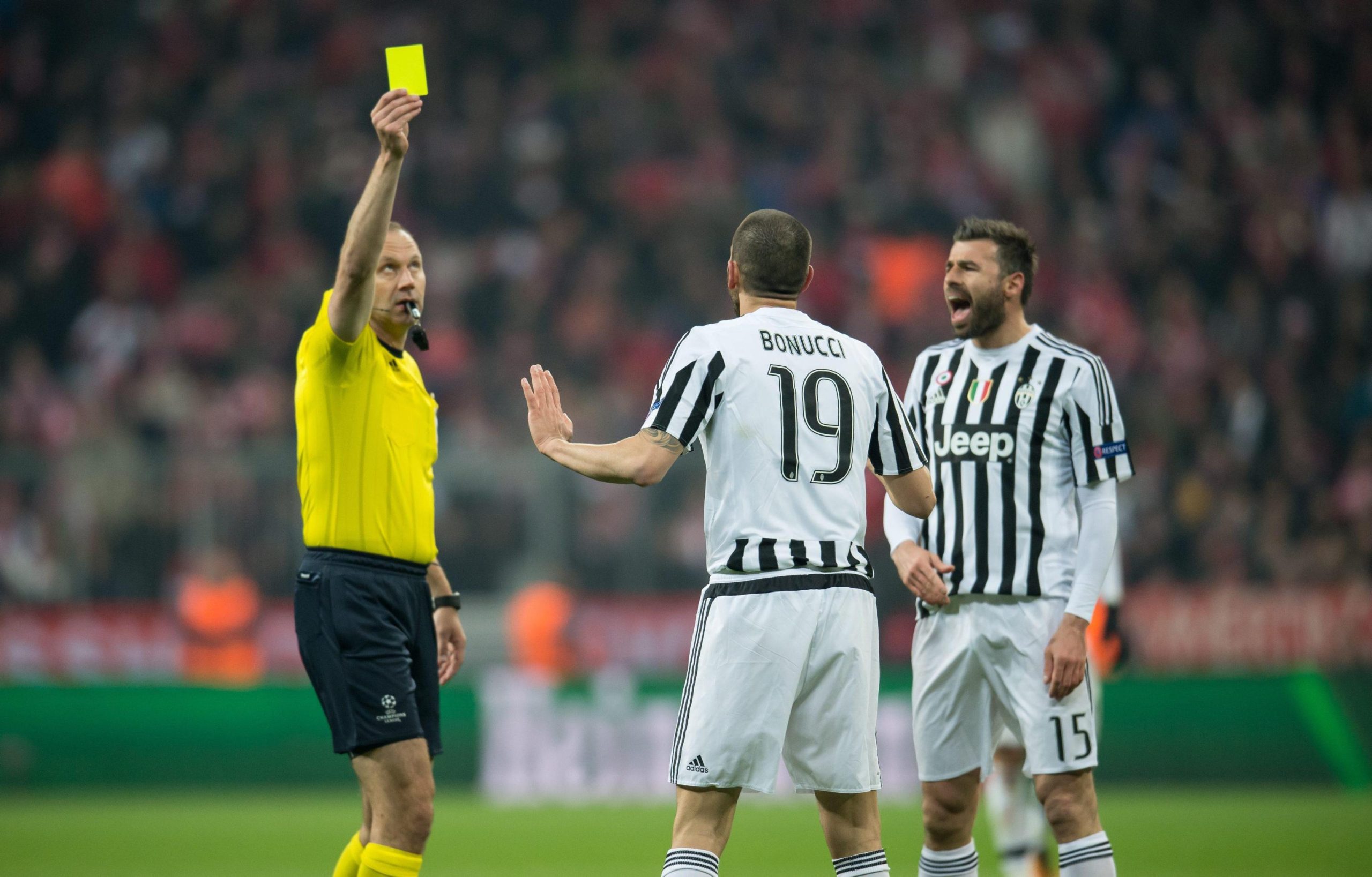 Italia contro gli arbitri: troppi errori nelle partite che ci hanno eliminato