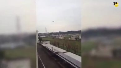 L’aeroplano di carta plana e torna indietro