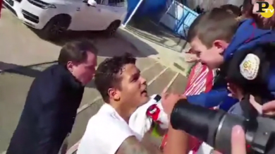 Thiago Silva festeggia con un piccolo tifoso