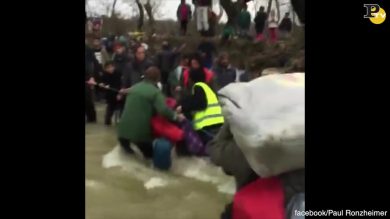 Migranti attraversano fiume al confine Grecia-Macedonia