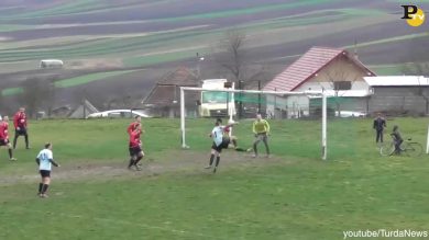 L’arbitro convalida un gol fatto con la “rete bucata”