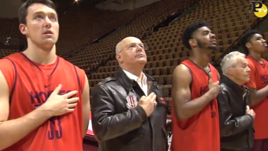 Il coach dà agli atleti una lezione di patriottismo