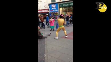 Vecchietta balla felice a ritmo di un musicista di strada