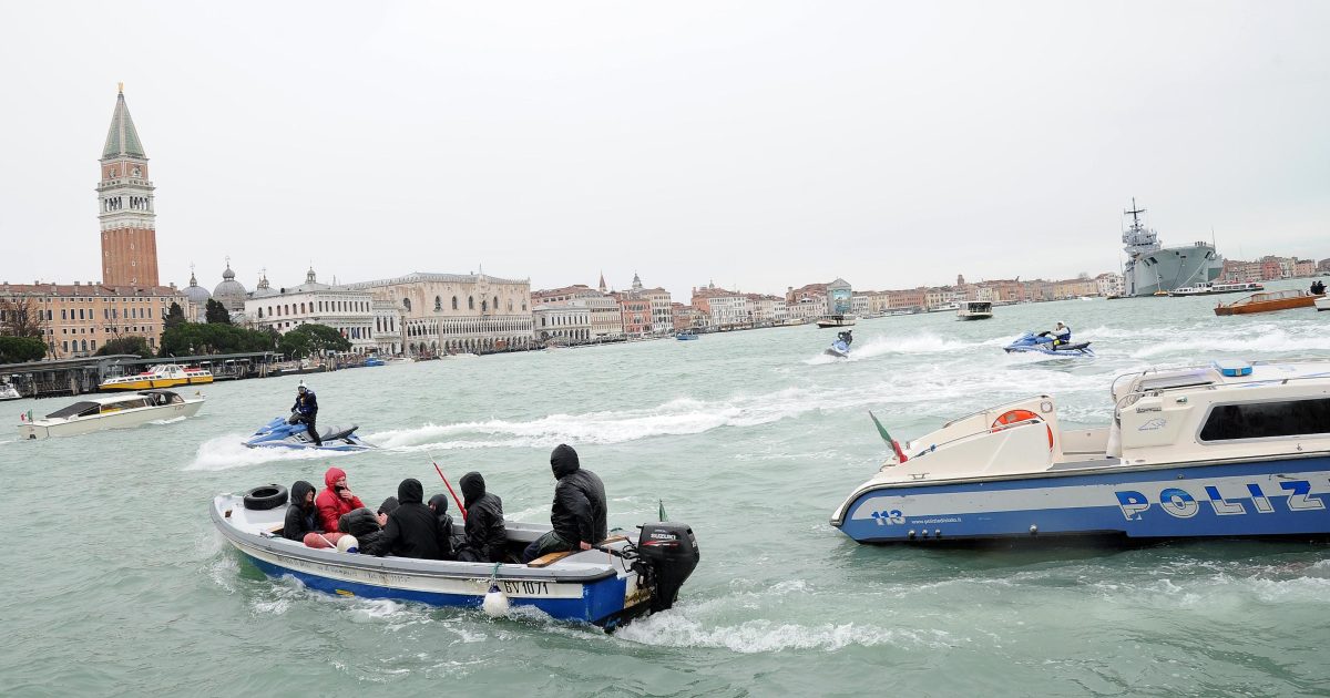 Galleria foto 'Vertice Italia-Francia a Venezia: la protesta dei No Tav' - foto 3