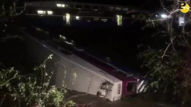 Usa: treno deraglia e finisce nel fiume