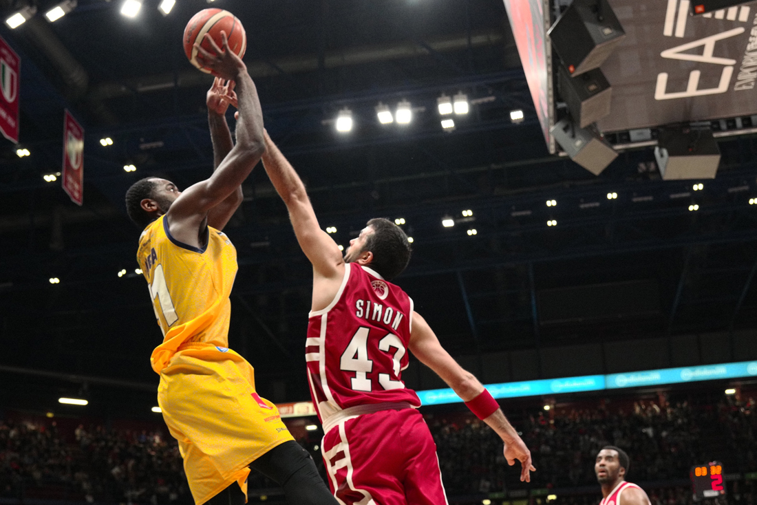 Basket, 22a Serie A: Kaukenas highlander di Reggio, Simon salva Milano Basket, 22a Serie A: Kaukenas highlander di Reggio, Simon salva Milano